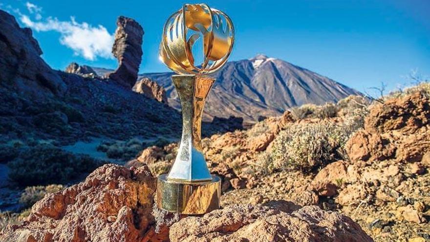 El trofeo que se adjudicó el Iberostar Tenerife en 2017, en el Parque Nacional del Teide.