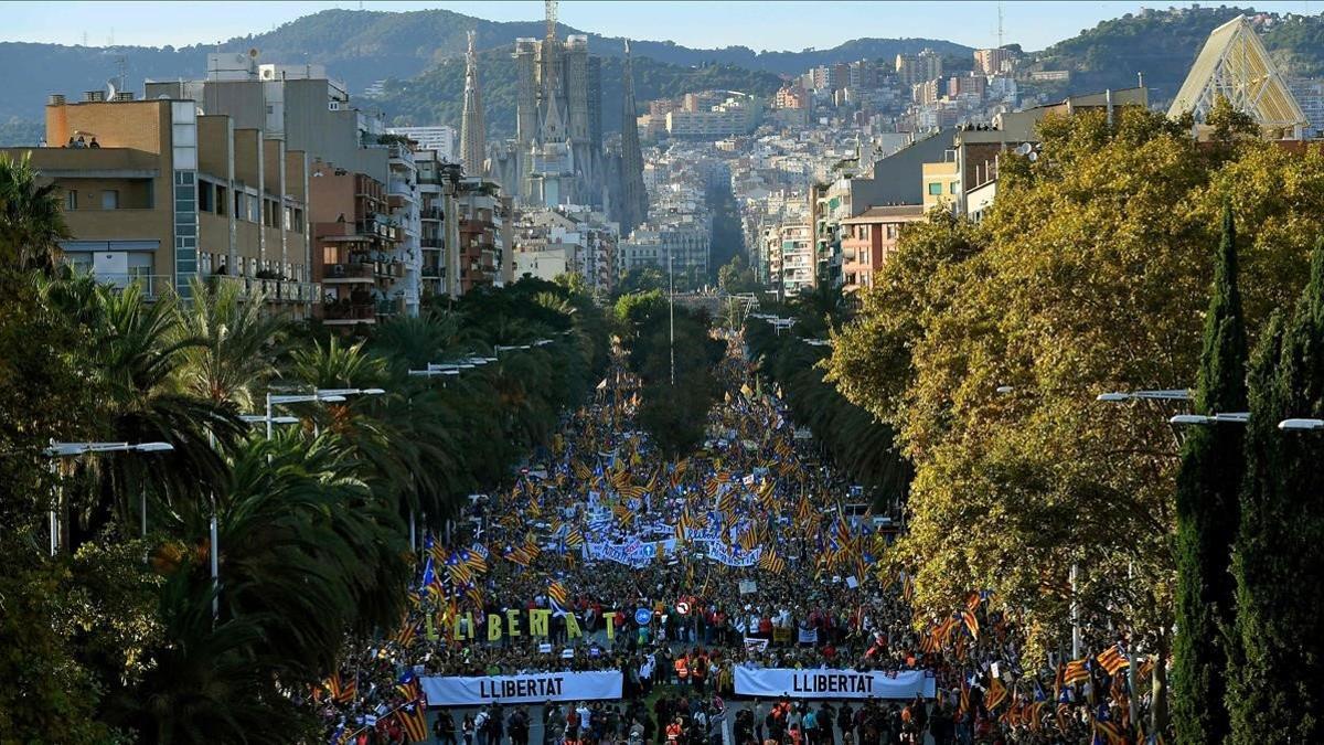 Vista aérea de la calle Marina durante la manifestación convocada por ANC y Omnium