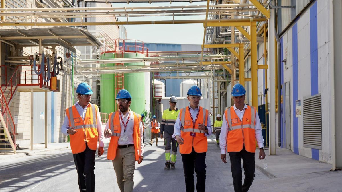 El comisionado para la Economía Circular del Gobierno de España, Alejandro Dorado, y el delegado del Gobierno en Aragón, Fernando Beltrán, durante la visita a IQE este jueves.