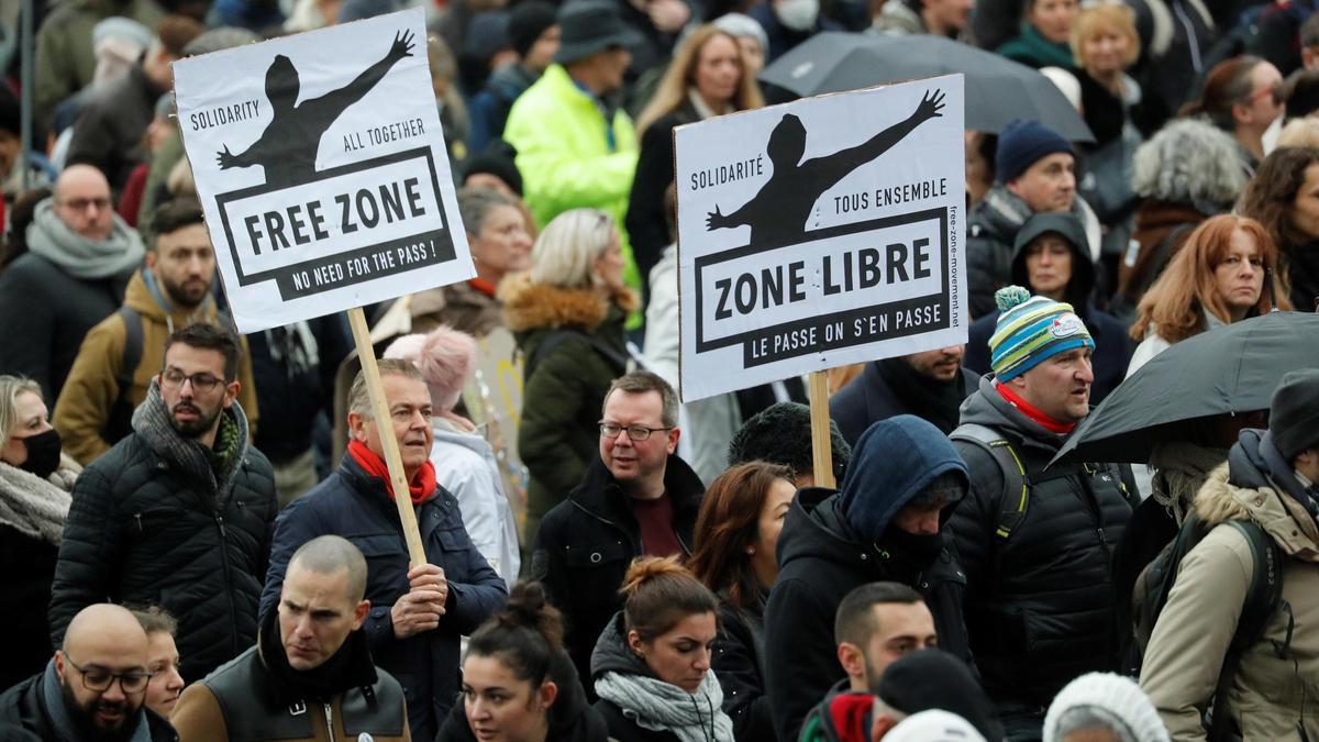 Hasta 3.500 personas protestan en Bruselas contra el certificado de vacunación.