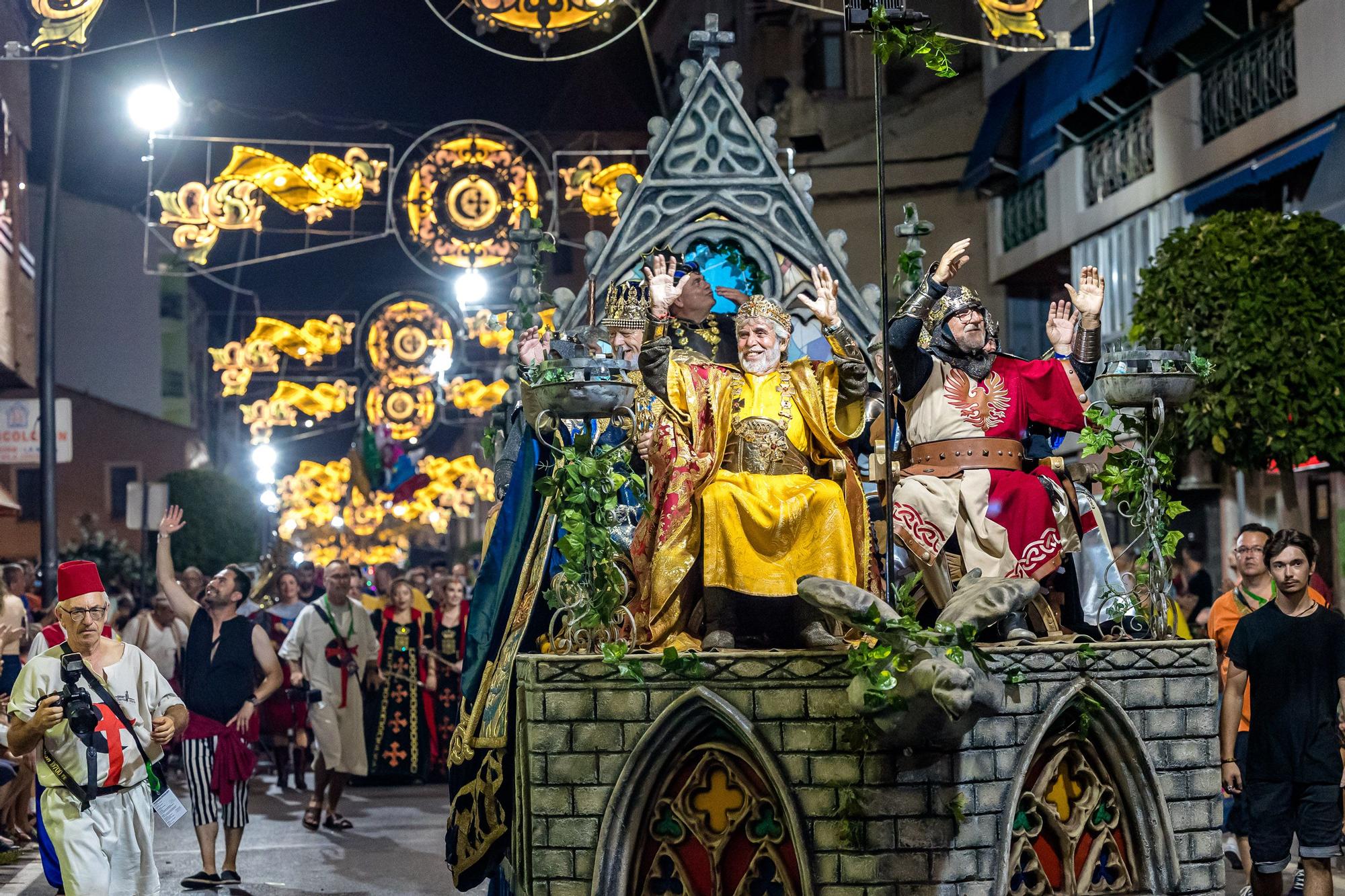 Las once compañías de la cruz recorren las calles ante la atenta mirada del público que volvió a sentir el vibrar de la música | Como en el Desfile moro, el boato lo formaron Reyes que ostentaron el cargo en años anteriore