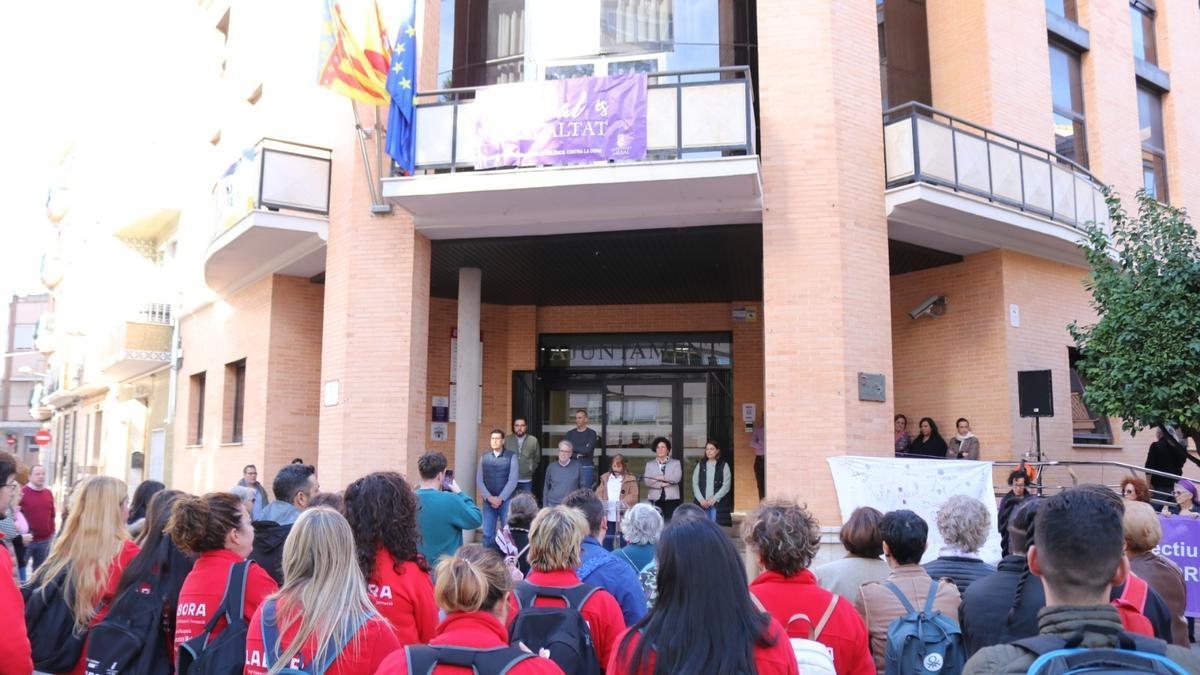 Lectura de manifiesto en el Ayuntamiento de Albal.