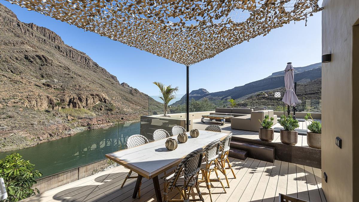Vista de la terraza lounge de la vivienda, con la presa de Ayagaures debajo.