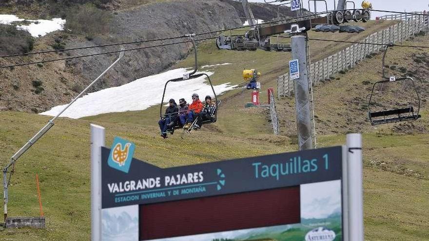 El telesilla del Brañillín, en la estación invernal de Valgrande-Pajares.