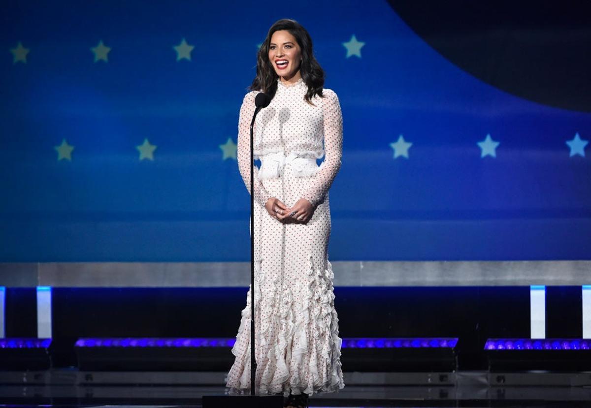 Olivia Munn, la anfitriona, con un vestido blanco durante la gala Olivia Munn, la anfitriona, con un vestido blanco durante la gala