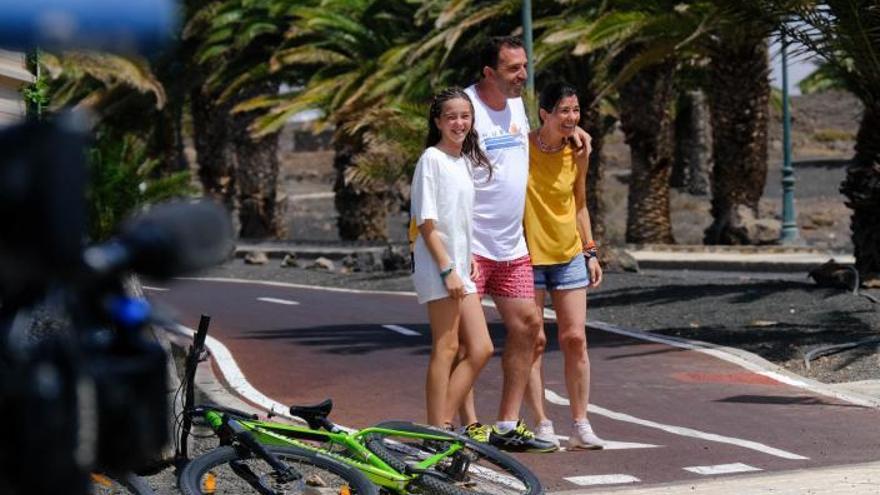 Sonsoles Díaz y su familia enfrente de La Mareta, Lanzarote.