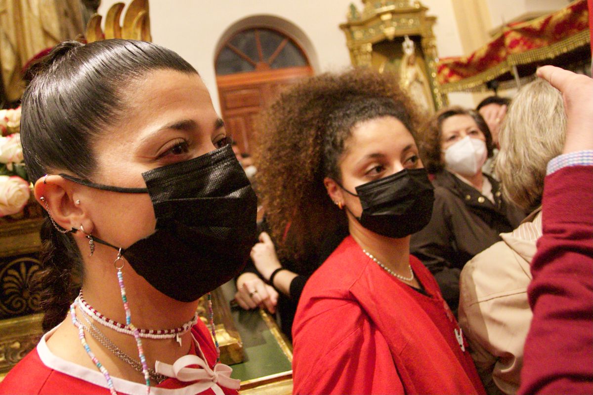 Los 'coloraos' de Murcia celebran el Miércoles Santo en la iglesia del Carmen tras la suspensión de la procesión