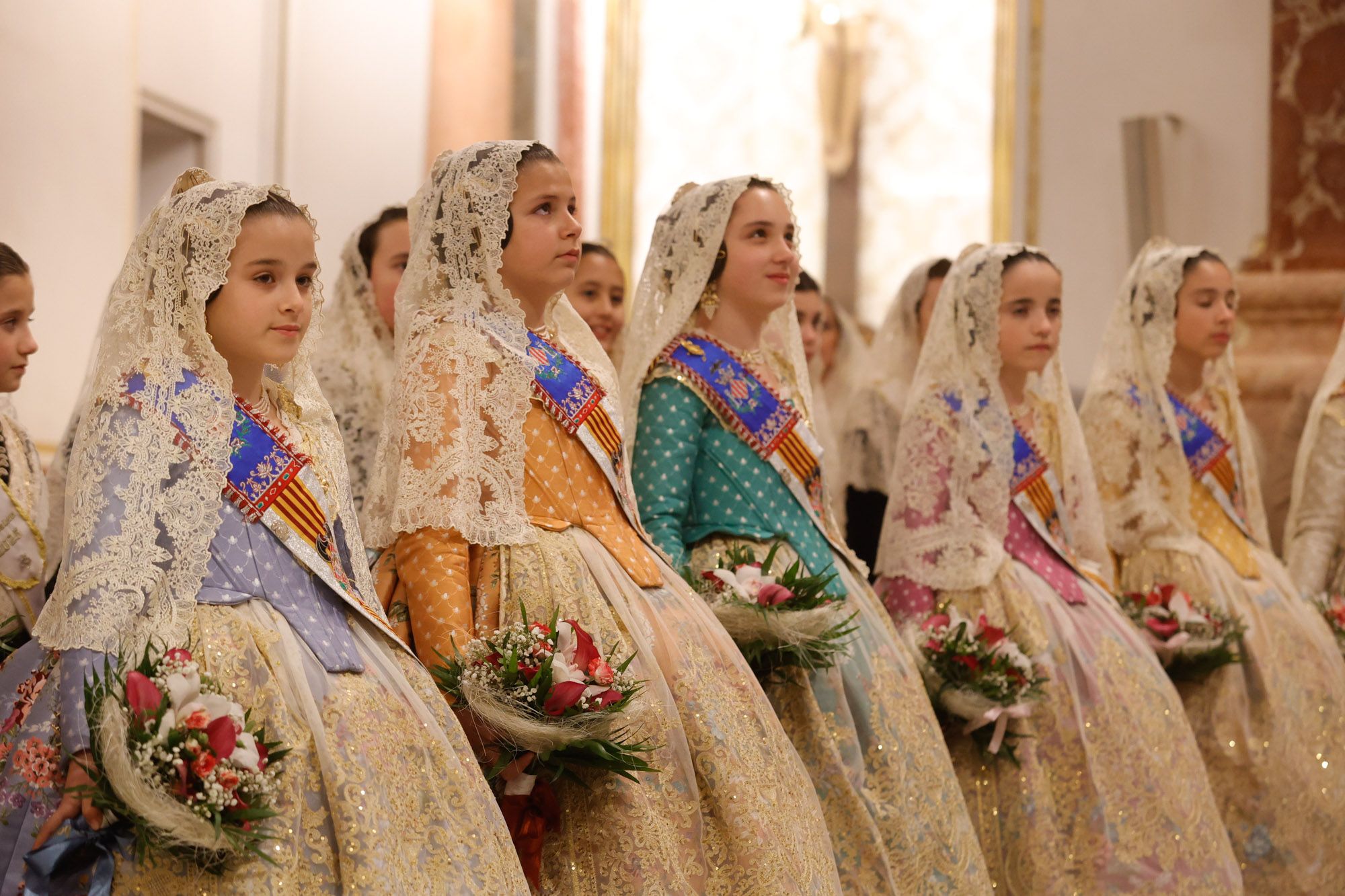 La fallera mayor infantil de València, ante la Virgen