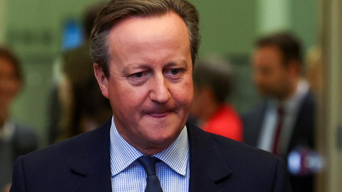 El ministro de Exteriores británico, David Cameron, este martes en la reunión de la OTAN en Bruselas.
