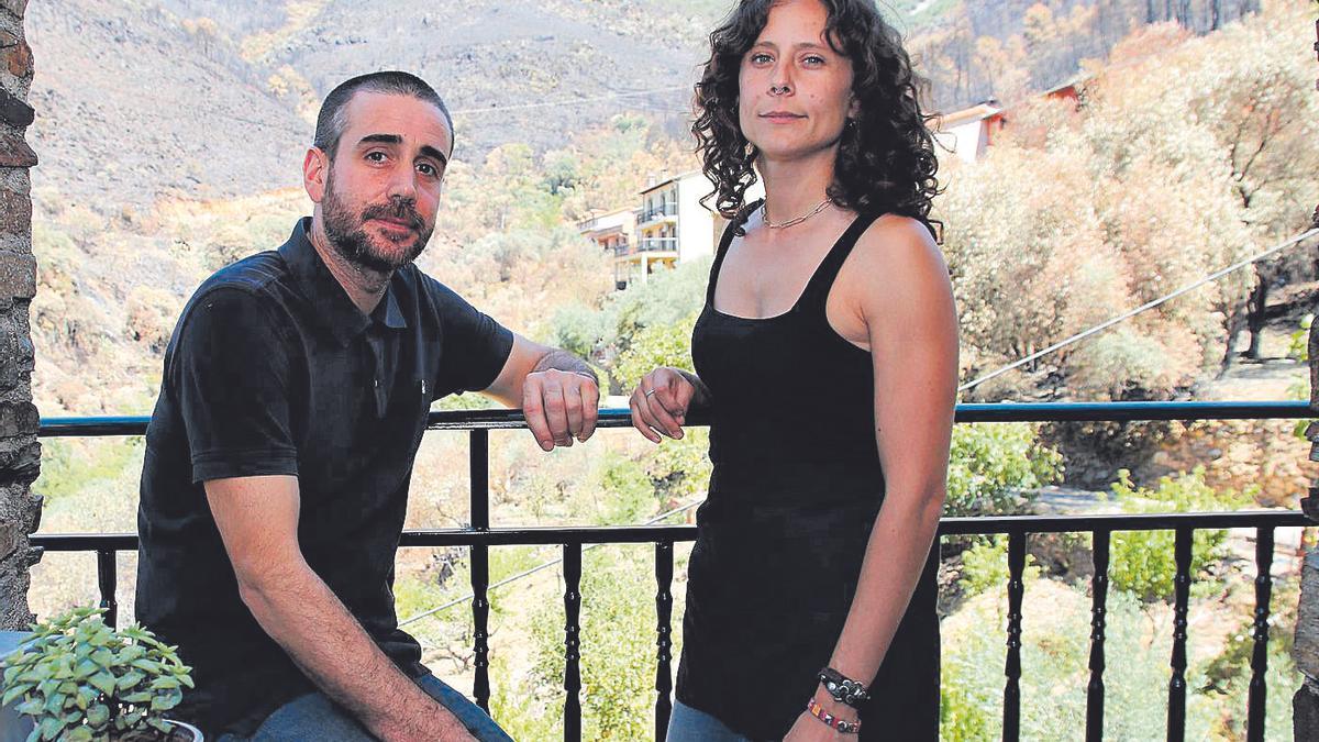 Jairo y Laura, en un rincón de su restaurante, &#039;La cabra jurdana&#039;, en Cabezo.