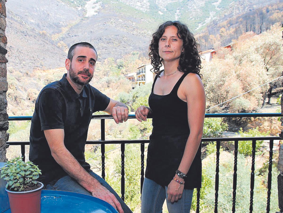 Jairo y Laura, en un rincón de su restaurante, 'La cabra jurdana', en Cabezo.