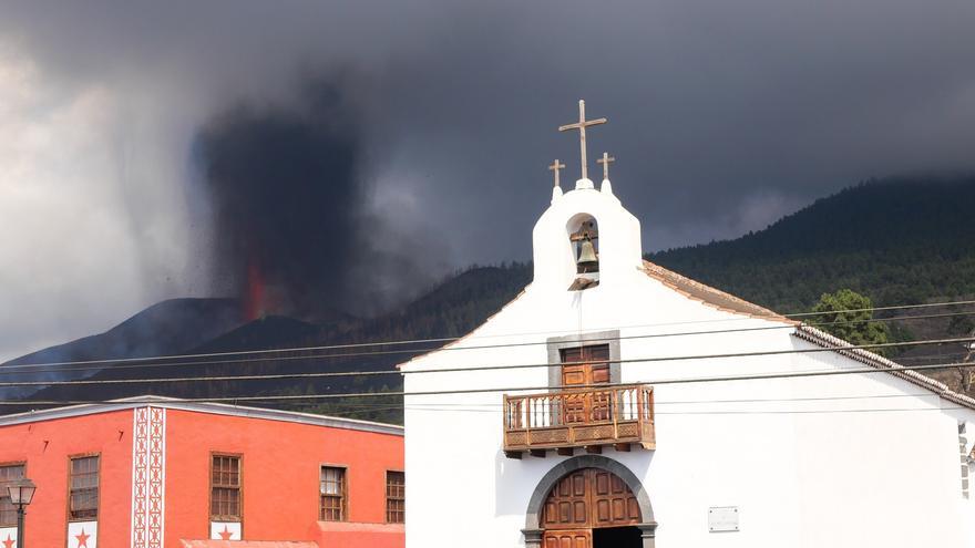 El volcán deja un manto de cenizas en Las Manchas