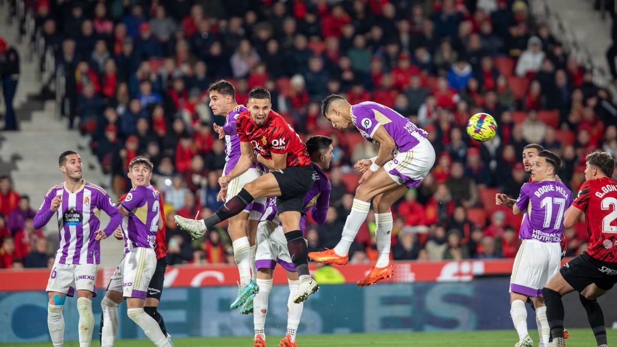 Valjent intenta rematar rodeado de rivales en el partido ante el Valladolid.