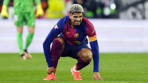 Ronald Araujo se duele del tobillo antes de ser sustituido en la primera mitad del Sevilla-Barça. 