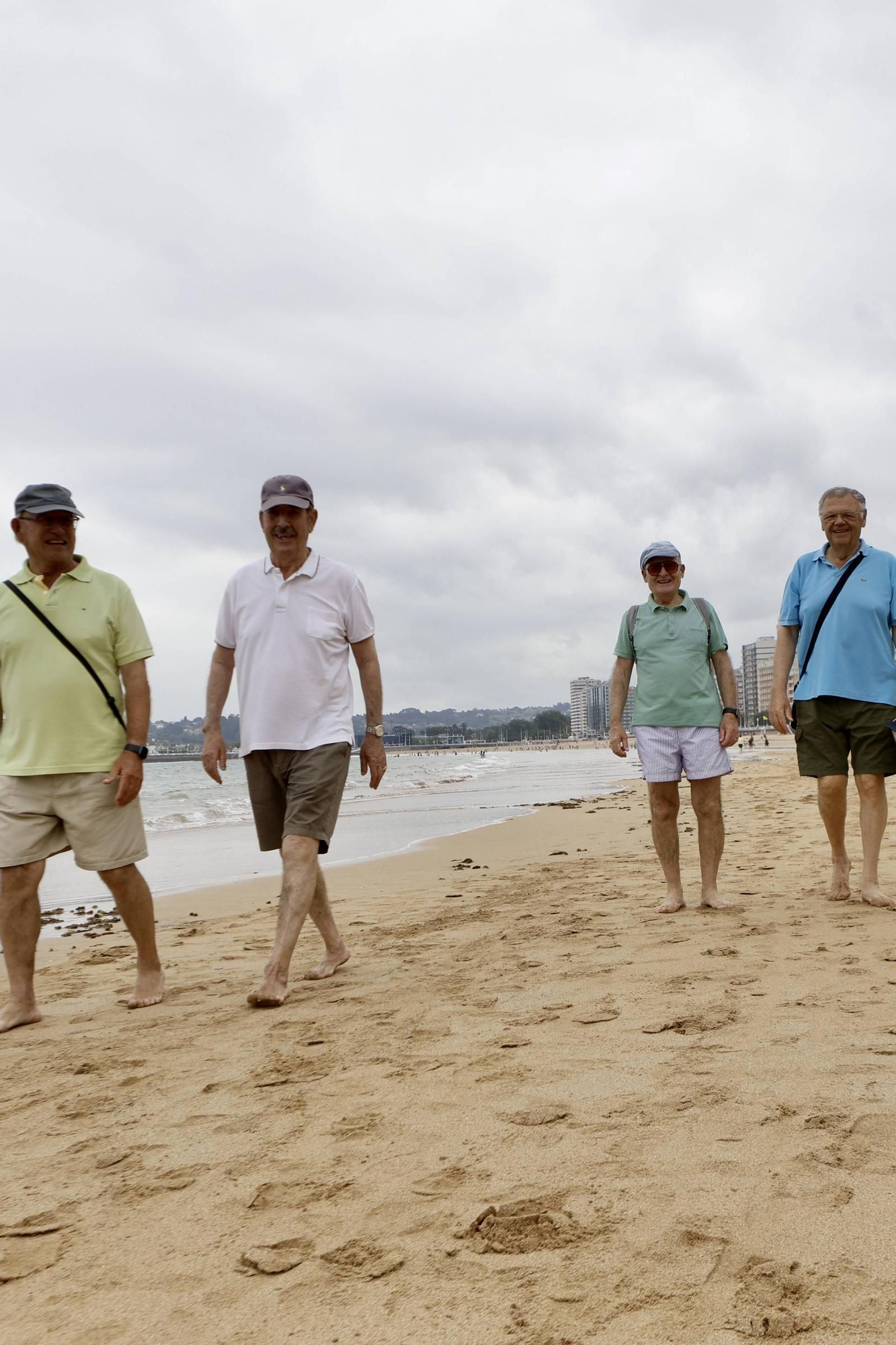 Ni la arena ni las medusas... esto es lo que más preocupa a los bañistas de la playa de San Lorenzo en Gijón (en imágenes)