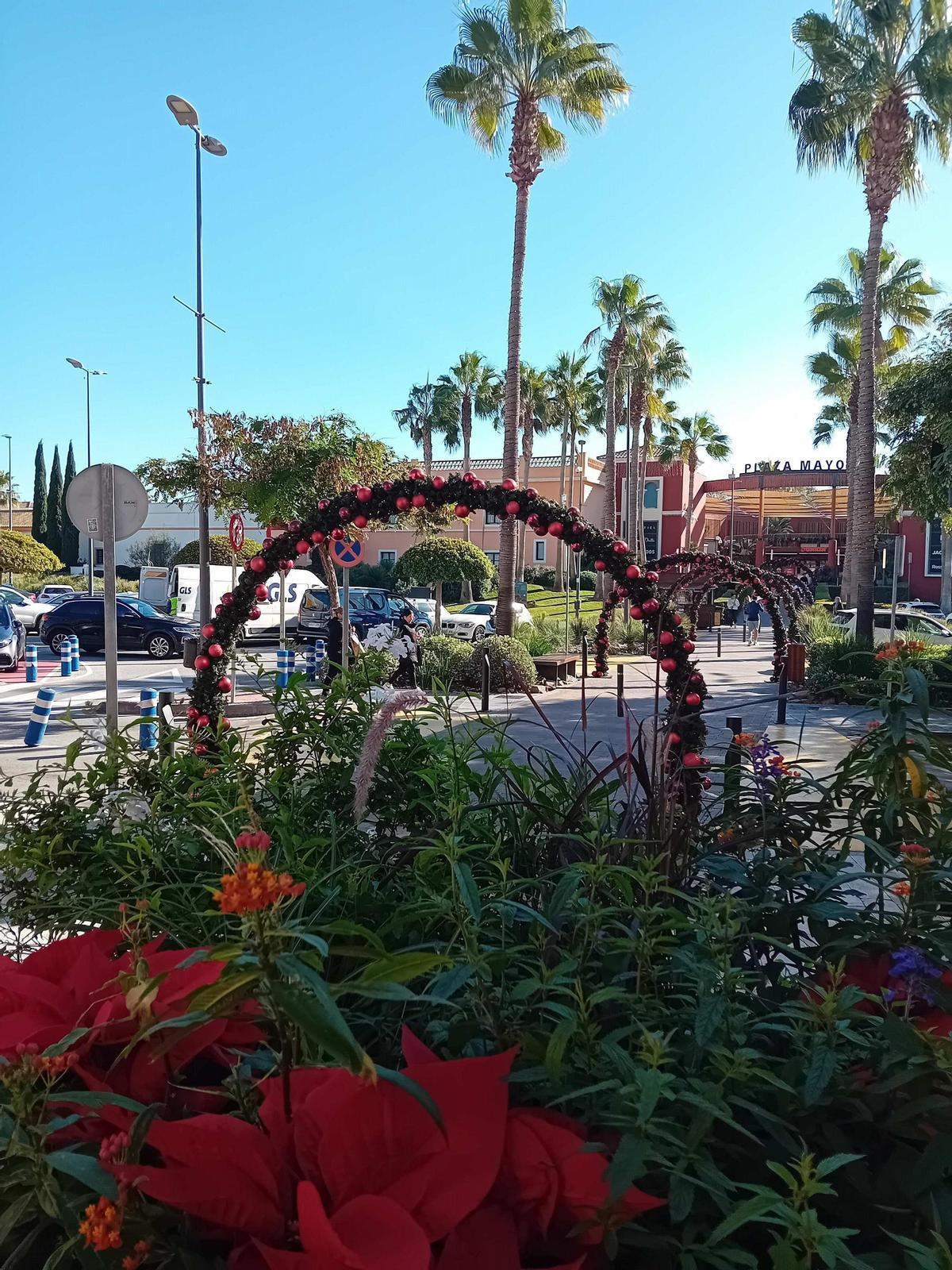 Las luces rojas y verdes inundan ya Plaza Mayor y eso significa que ya es Navidad en el centro comercial malagueño.