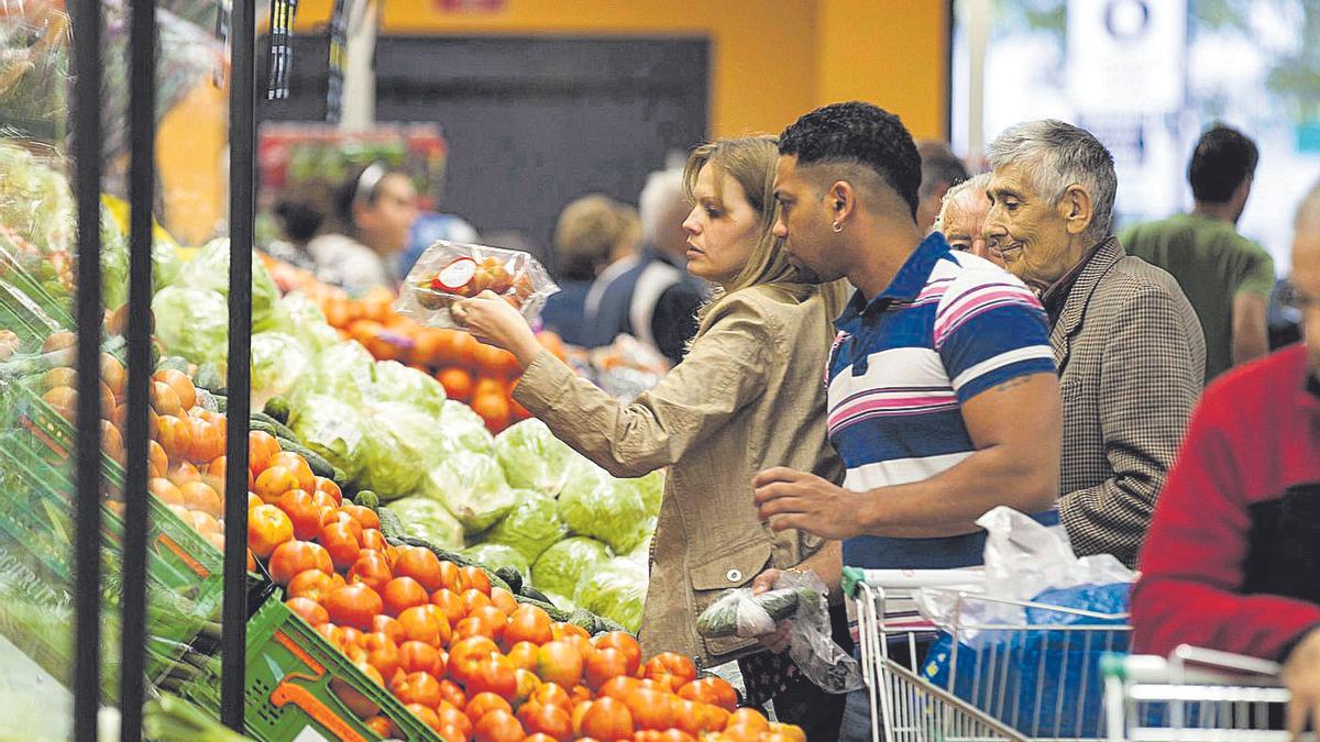 Una pareja hace la compra en un supermercado.