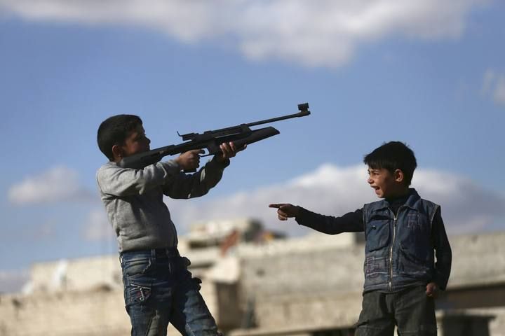 Niños jugando con una arma de fuego