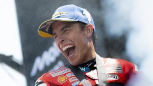 Marc Márquez (Ducati) celebra su gran triunfo de hoy, domingo, en Aragón.