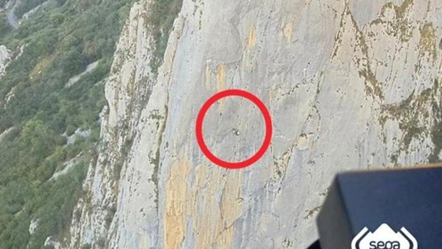 Dos montañeros, colgados al enredarse las cuerdas cuando escalaban una pared en el Cares