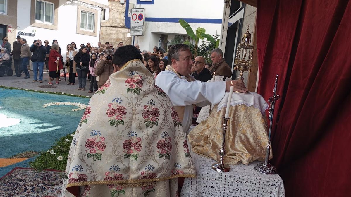 La procesión realizó una parada al final de la calle Xan Guillerme, donde se situó un altar.