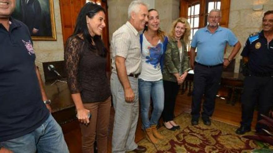 Poio animó ayer a Sonia Álvarez en una recepción municipal.  // Gustavo Santos