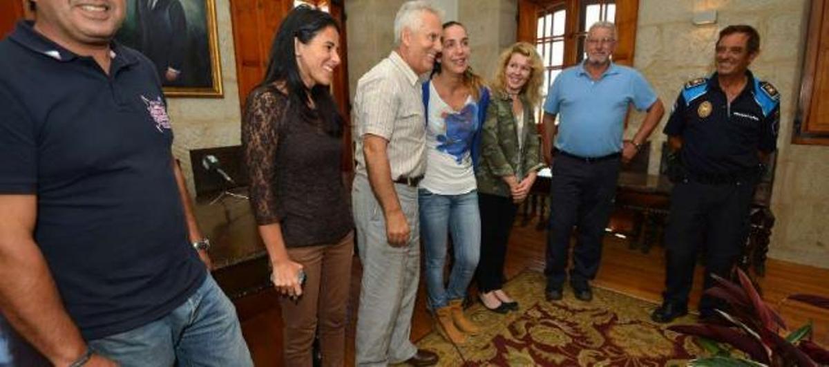Poio animó ayer a Sonia Álvarez en una recepción municipal.  // Gustavo Santos