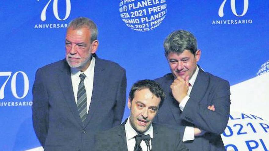 Los escritores Jorge Díaz, 
Agustín Martínez y Antonio 
Mercero, durante la entrega 
del Premio Planeta 2021 el 
pasado viernes.  a.monge