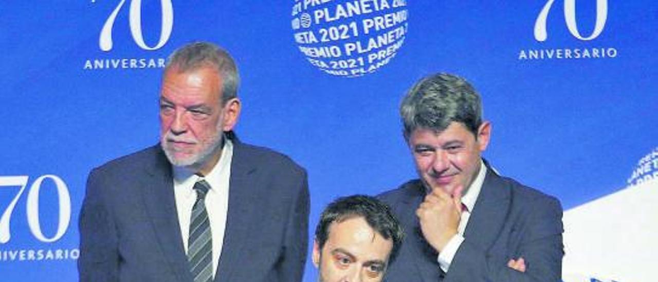 Los escritores Jorge Díaz, 
Agustín Martínez y Antonio 
Mercero, durante la entrega 
del Premio Planeta 2021 el 
pasado viernes.  a.monge