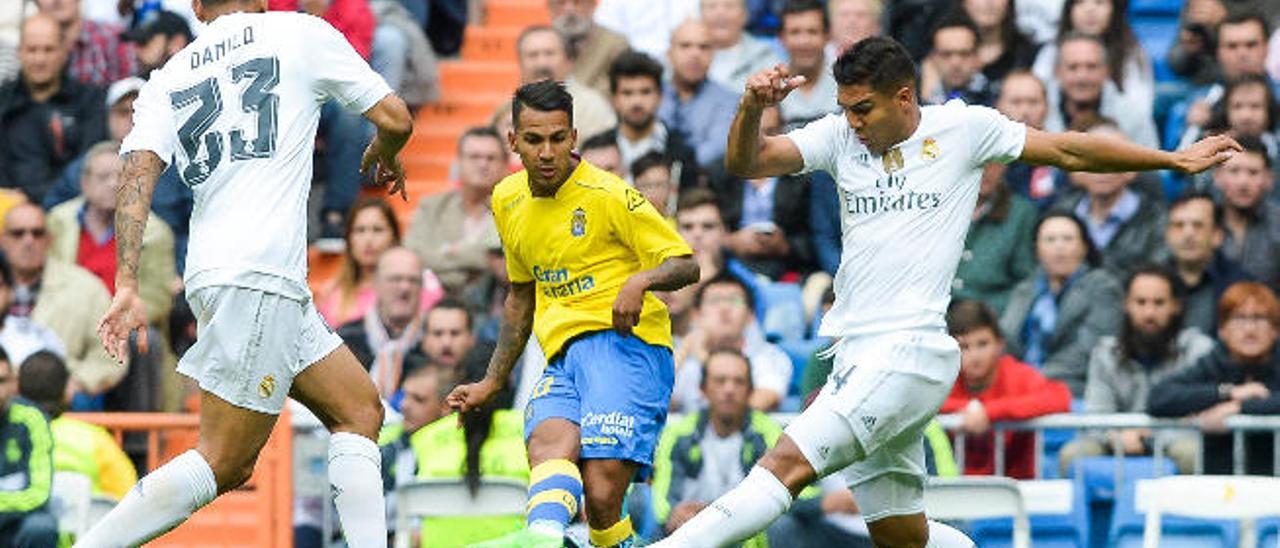 Jonathan Viera golpea el esférico con la presión de Casemiro.