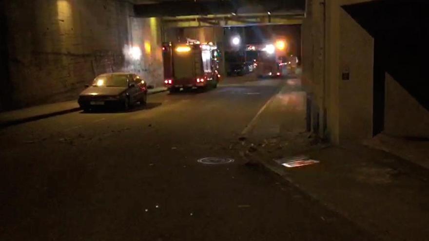Bomberos retiran varios cascotes del túnel de Martínez Garrido