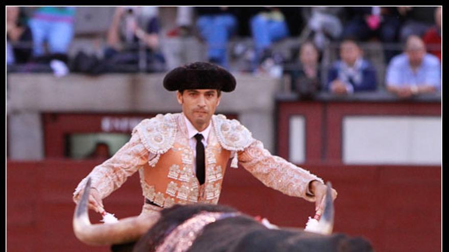 El banderillero Javier Gómez Pascual en una faena.