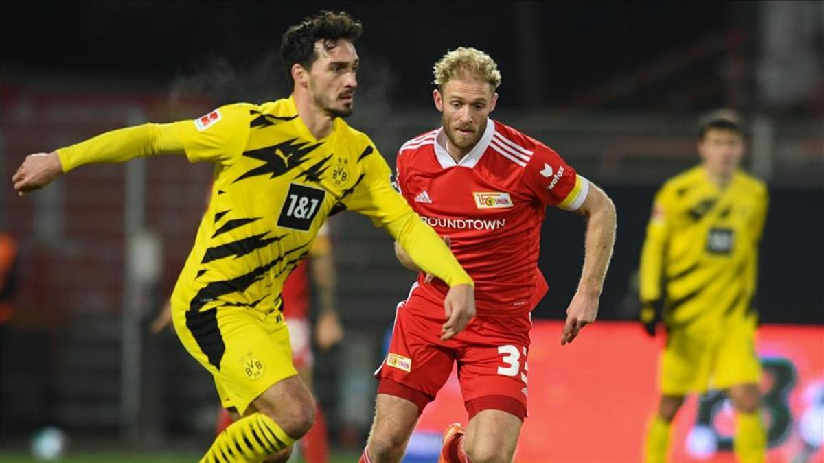 Matts Hummels durante una acción de partido contra el Unión Berlín