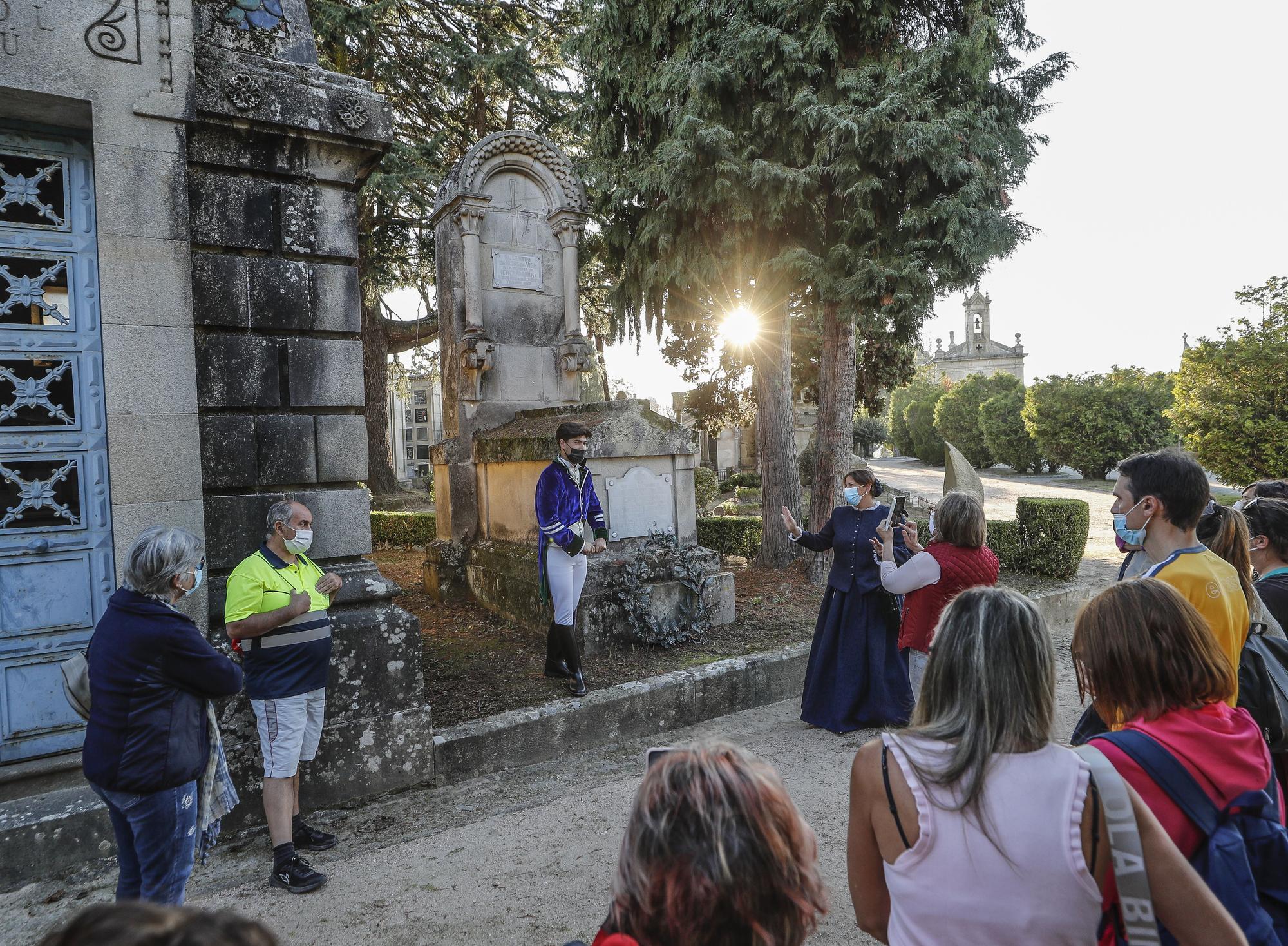 Los habitantes más ilustres del cementerio de Pereiró muestran sus 'aposentos'