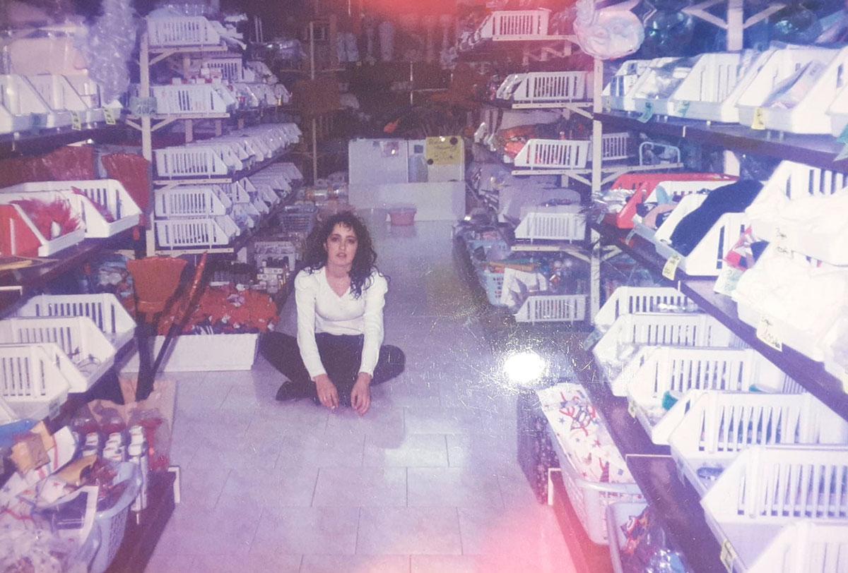 Yolanda, sentada en el local en una imagen de los 90.