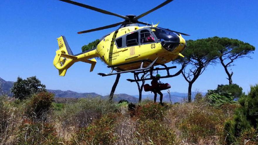 Els Bombers rescatant el ciclista accidentat