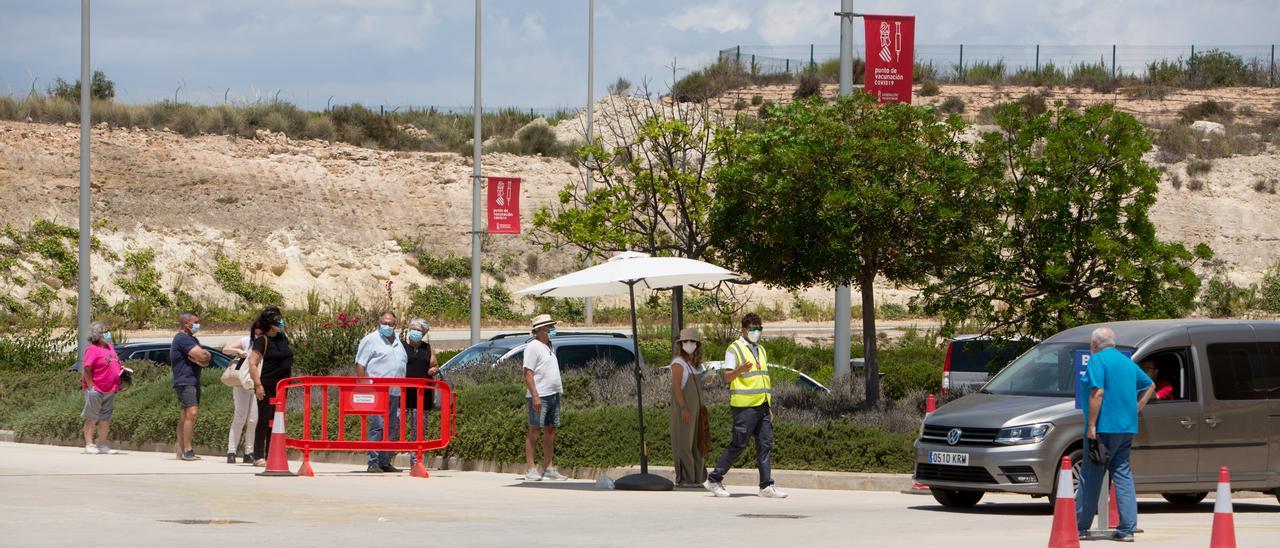 Personas esperando para vacunarse en Ciudad de la Luz, en Alicante.