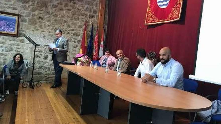 Diferentes momentos del homenaje ofrecido ayer en Fermoselle al policía municipal Agustín Vicente Borges Veloso.