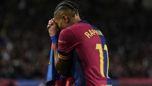 Raphinha se lamenta de un error en el Barça-Atlético de Madrid en Montjuïc.