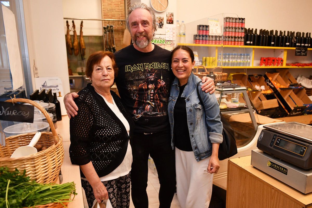 Paco Santé con dos de sus clientas habituales