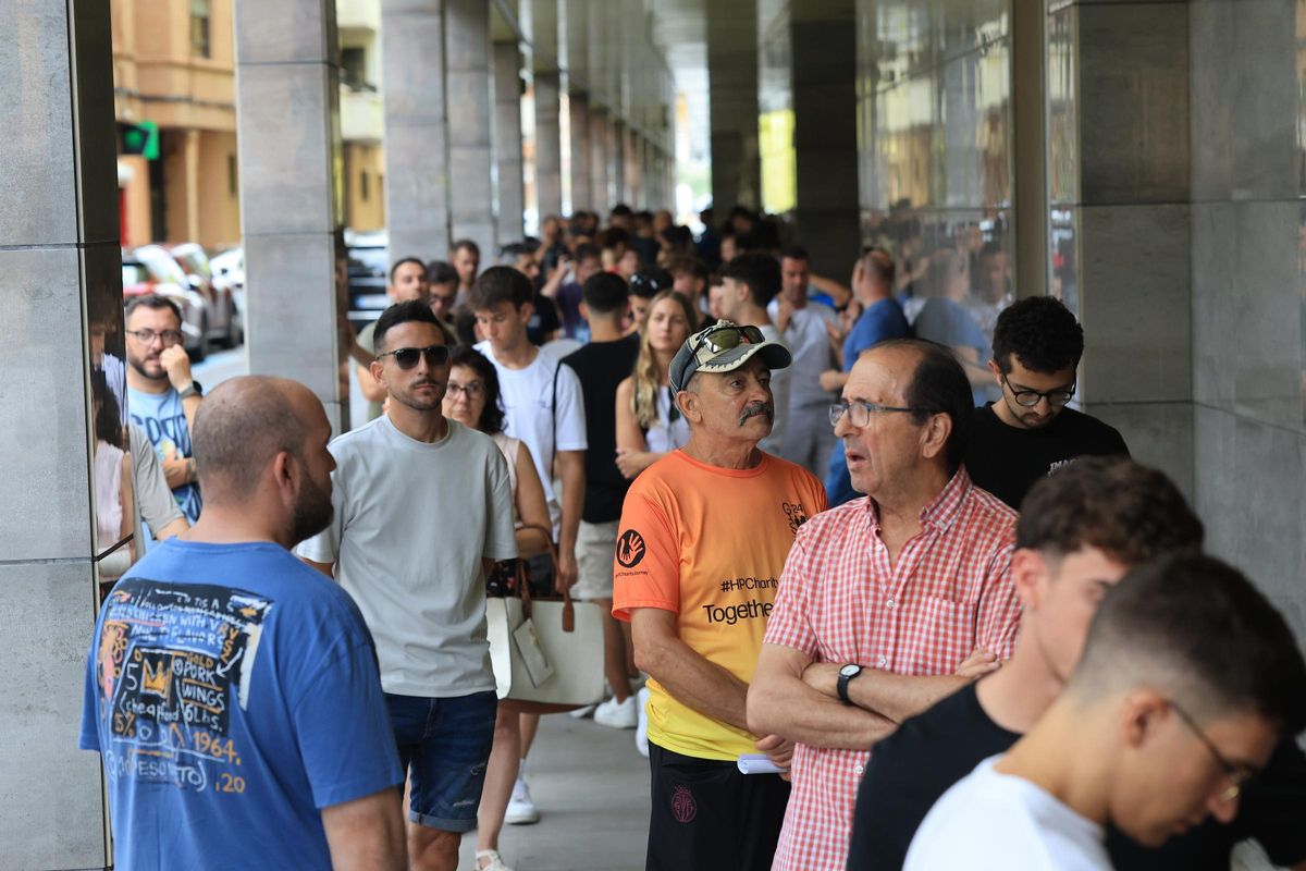 Este lunes, 14 de julio, se han producido colas en el Estadios de la Cerámica para nuevas ubicaciones de los abonados.