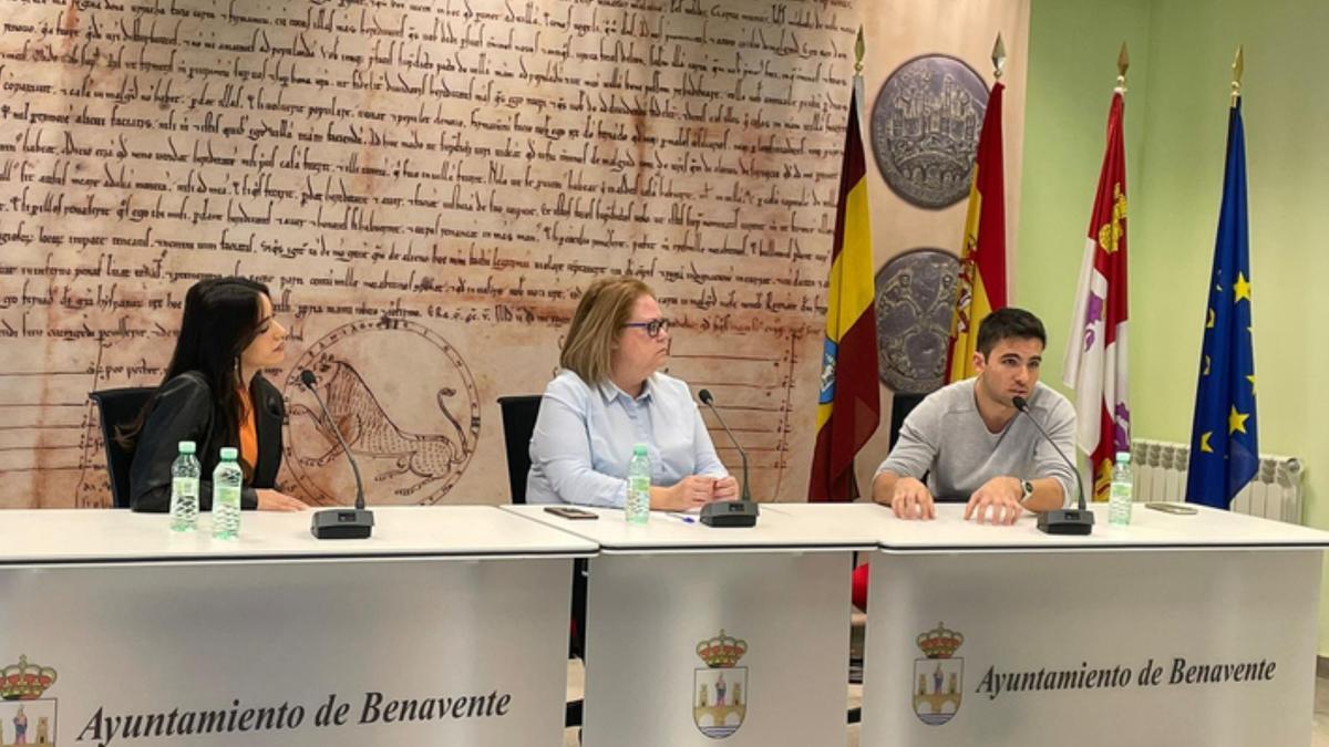 Mónica Peña y Christian Casas, con la concejala de Cultura (en el medio), en la presentación. / E. P.