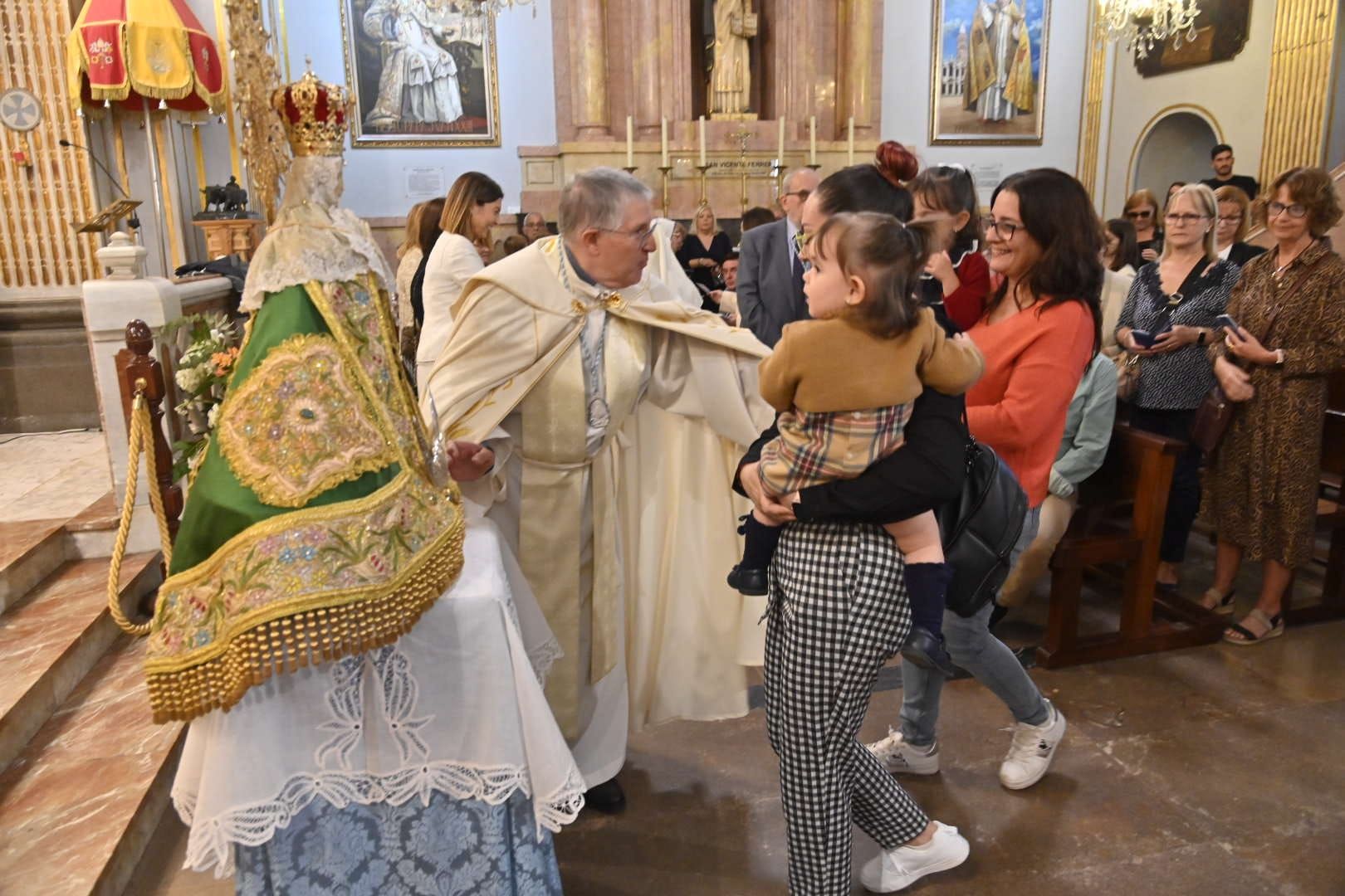 Castelló muestra su devoción por Lledó con el tradicional Paso por el Manto