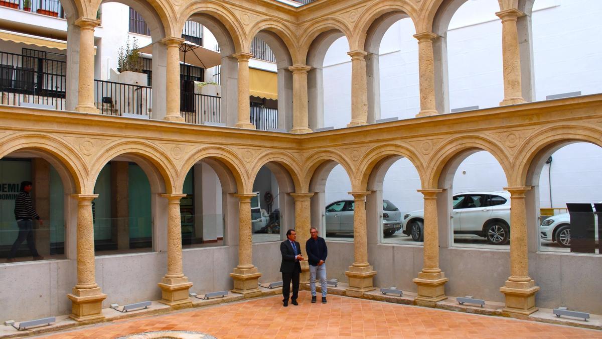 Santiago Parra y Teo Campoy en el claustro de Santo Domingo, este martes.