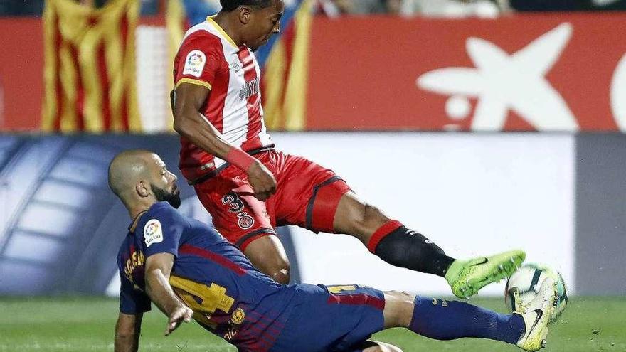 Mojica y Mascherano disputan un balón durante el partido de ayer.