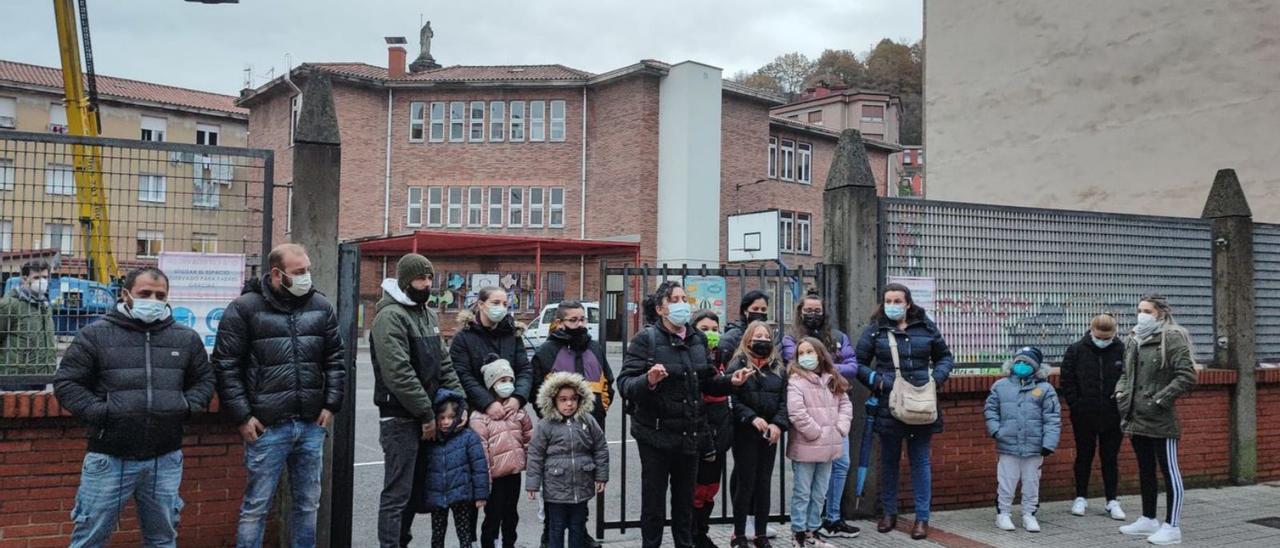 Familias de los alumnos del colegio Plácido Beltrán, ayer, a las puertas del centro. | Julio García