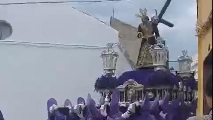 La imagen de Jesús Nazareno de Baena pierde la cruz al colisionar con un cable