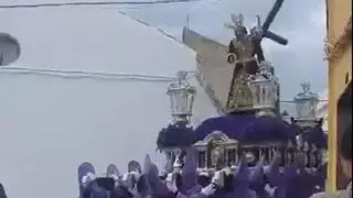 VÍDEO | La imagen de Jesús Nazareno de Baena pierde la cruz al colisionar con un cable