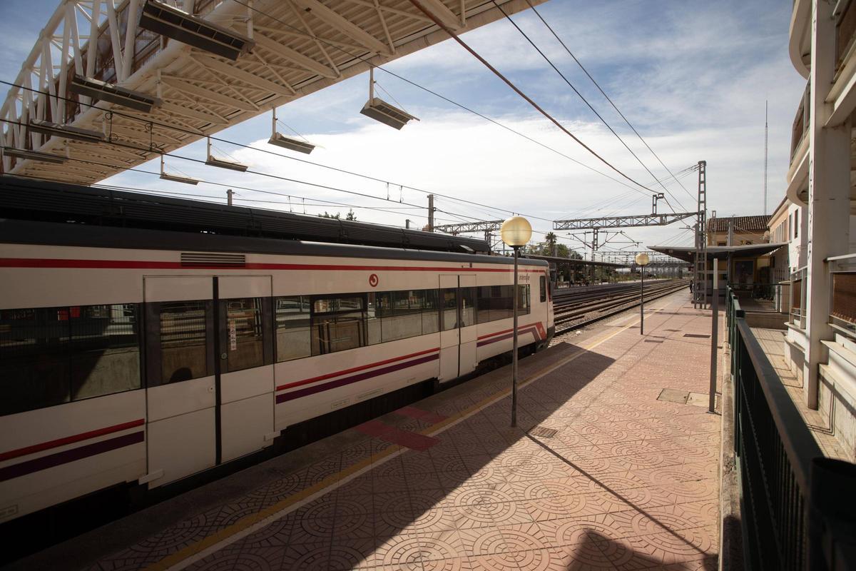 Llegada de un tren a la estación de Sagunt.