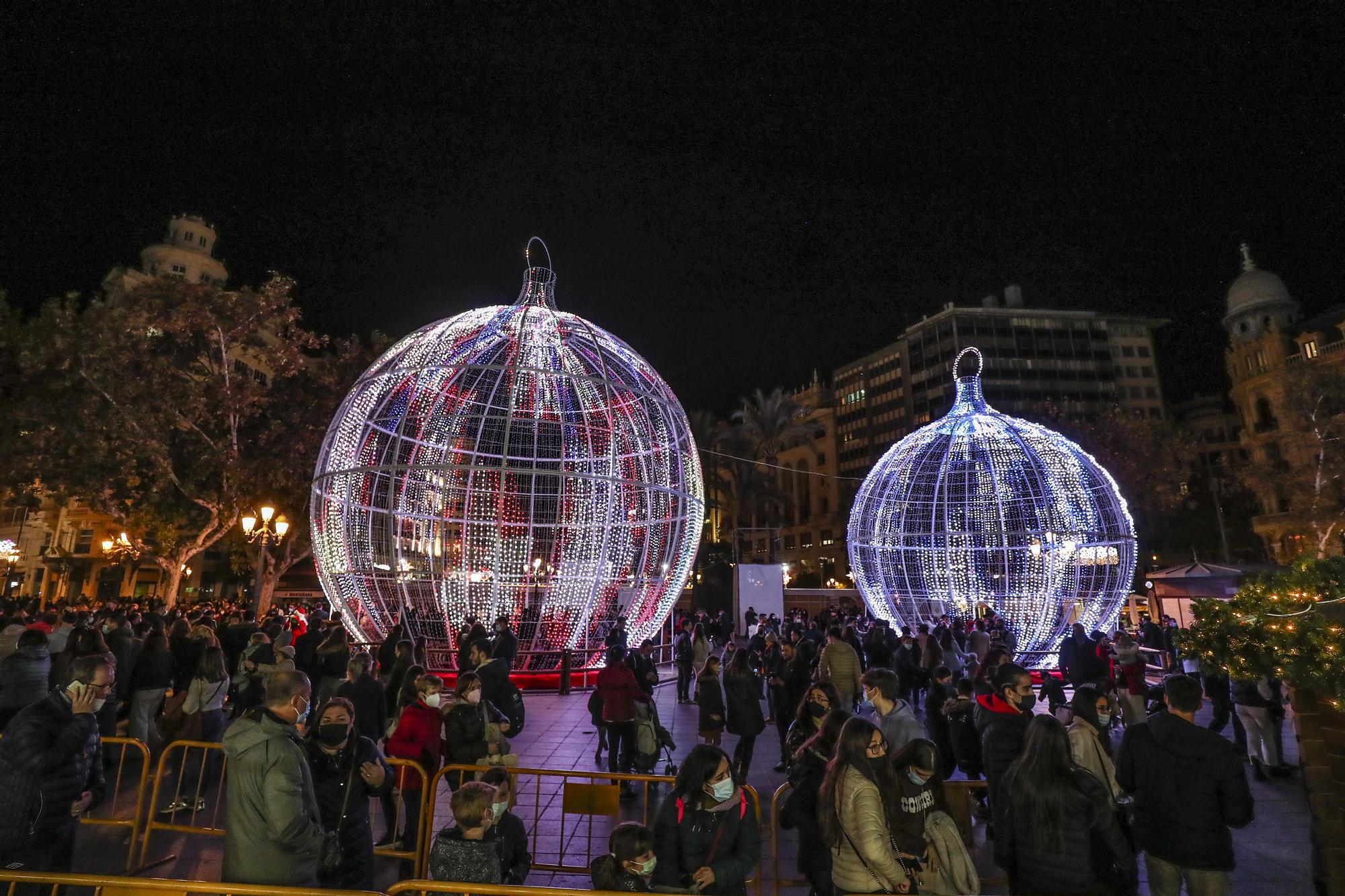 Pista de patinaje y luces de Navidad en la plaza del Ayuntamiento de València